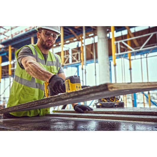 Construction worker lifts a large sheet of timber using a Grabo 18V XR Suction Lifter